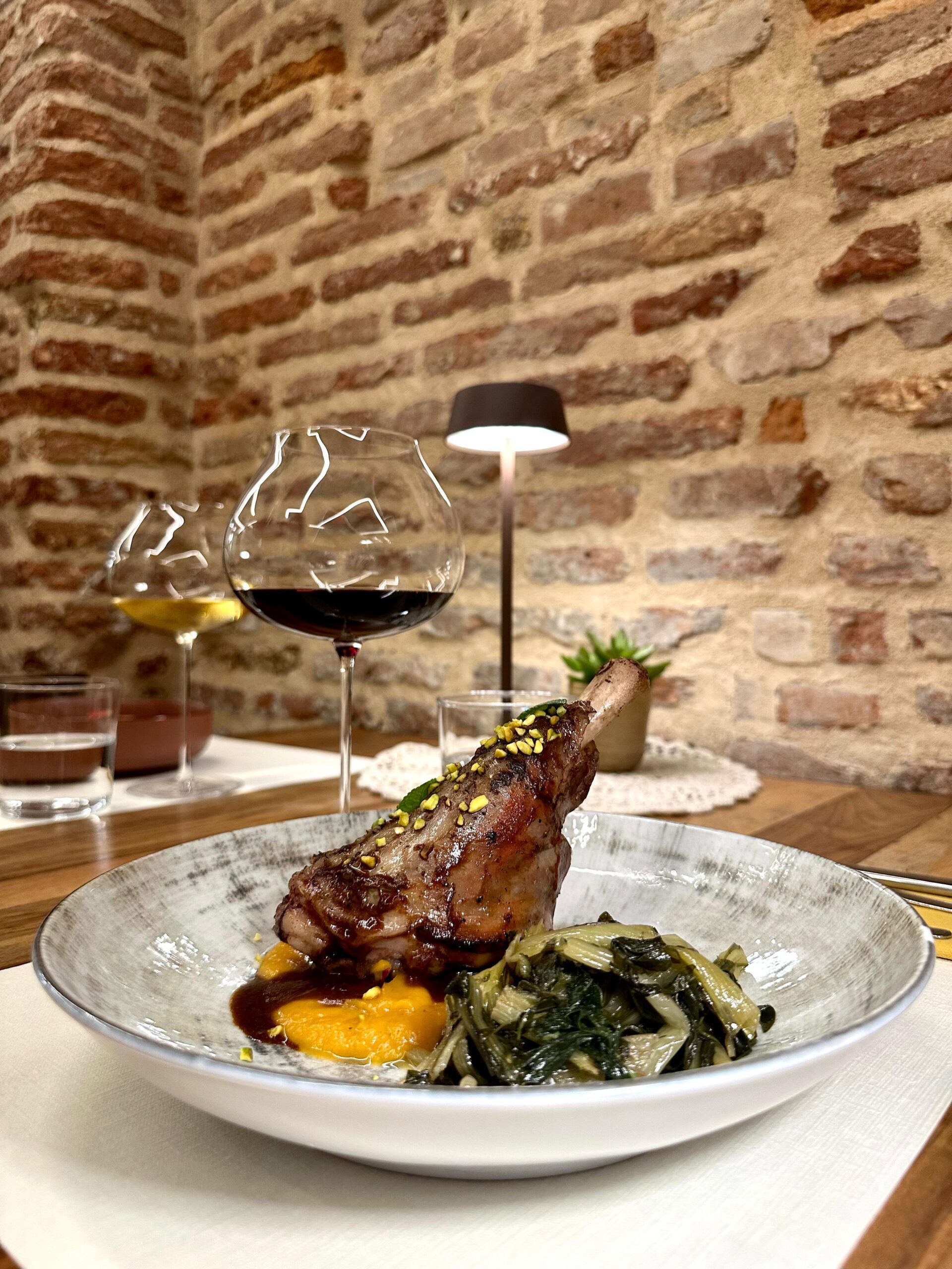 Osteria ristorante Treviso Locanda Ponte Dante | Cucina tipica e stagionale | Stinco d'agnello alla brace