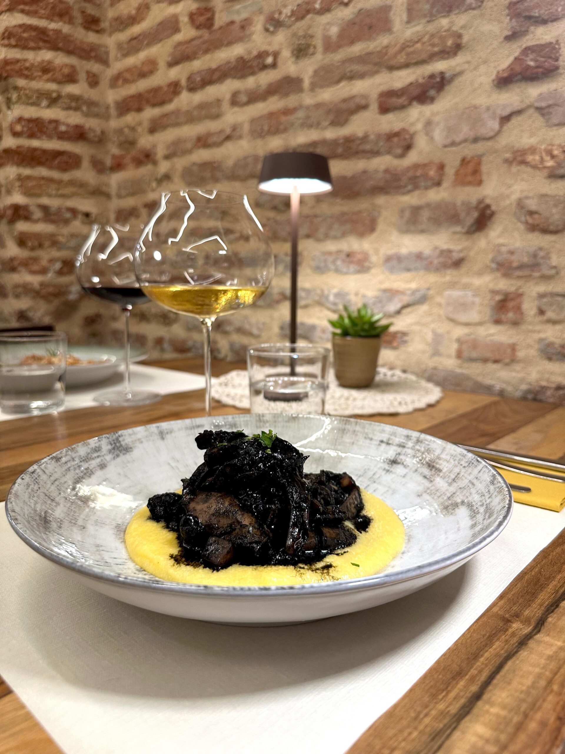 Osteria ristorante Treviso Locanda Ponte Dante | Cucina tipica e stagionale | Seppie in nero con polenta